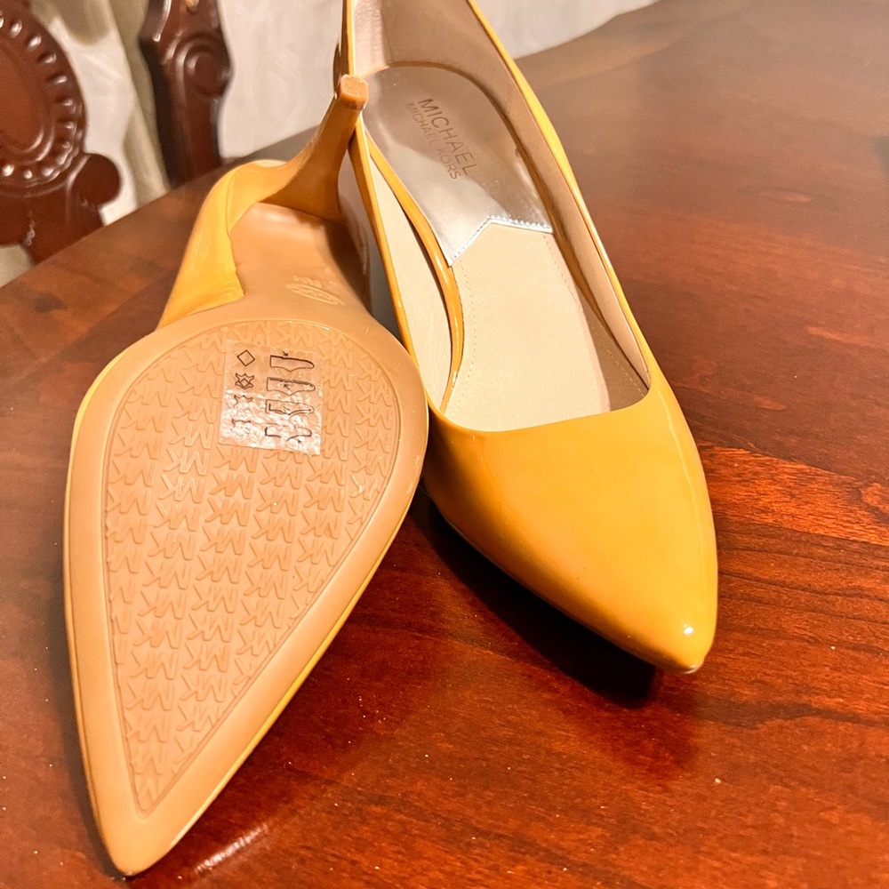 Micheal kors brand new with box in size 91/2